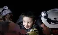 نجات پسربچه خندان از زیر آوار پس از یک هفته