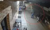 لحظه هولناک قتل یک جوان وسط غذاخوری