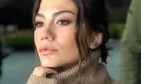 ست مشکی دمت اوزدمیر با همان ژست خاص‌اش