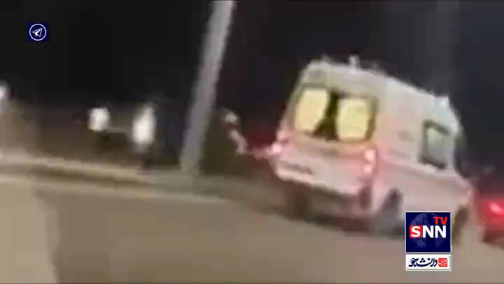 مزاحمت غیرانسانی راننده یک خودروی لوکس برای آمبولانس!