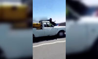 حرکت وحشتناک یک زن روی کاپوت پیکان وانت