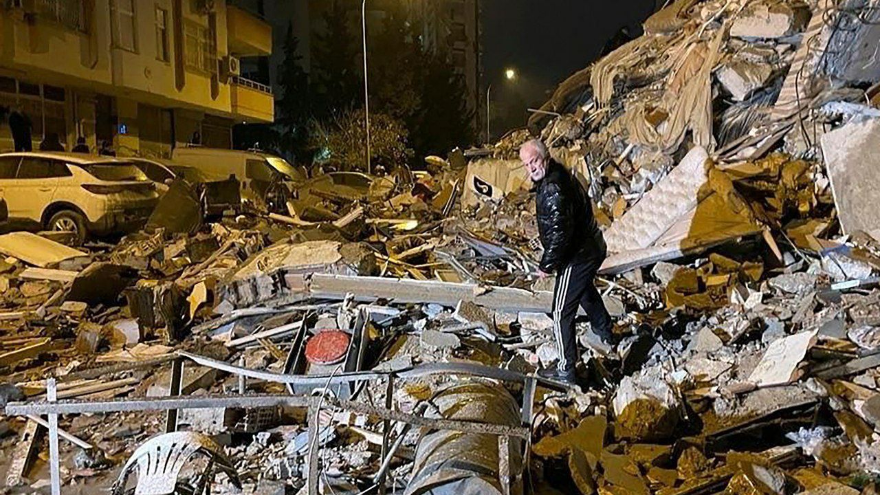 14 بازیکن تیم والیبال زیر آوار زلزله ترکیه