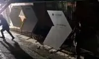 آماده‌سازی سکوی قهرمانی سوپرجام زیر بارش باران