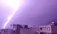 لحظه اصابت صاعقه به زمین در ایلام