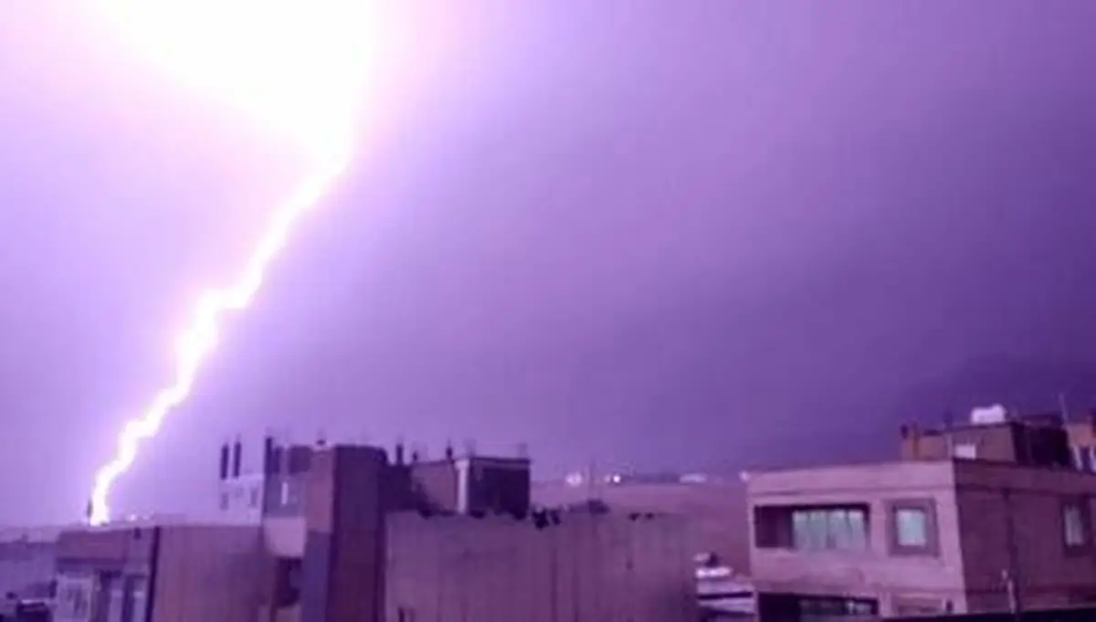 لحظه اصابت صاعقه به زمین در ایلام