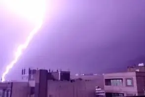 لحظه اصابت صاعقه به زمین در ایلام