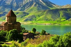 شنا در این دریاچه، موهای شما را طلایی می‌‍کند!
