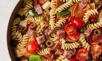 طرز تهیه سالاد ماکارونی رستورانی با ژامبون و قارچ