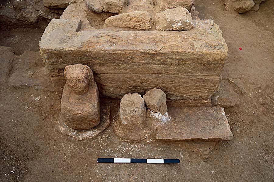 کشف اشیاء و طرح‌های مرموز در معبدی در مصر 