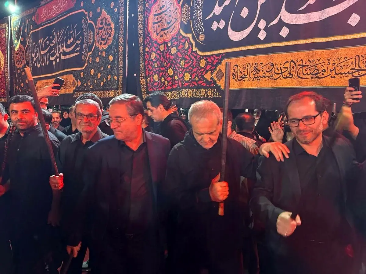 تصاویری از پزشکیان در دسته عزاداری ارومیه