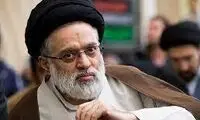 قابی از راهپیمایی مصطفی خامنه‌ای همراه فرزندش