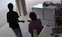 ورود وحشتناک لاستیک جداشده از کامیون به یک مغازه 