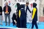 بوسه امام جمعه طبس بر چادر داور مسابقات والیبال