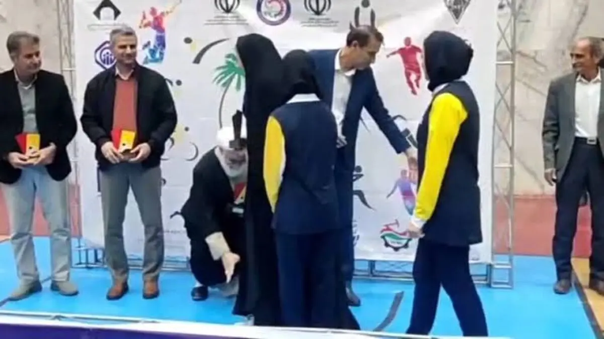 بوسه امام جمعه طبس بر چادر داور مسابقات والیبال