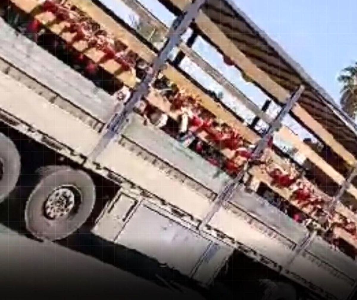 ماجرای جابه‌جایی خطرناک دانش‌آموزان با کامیون در جهرم!