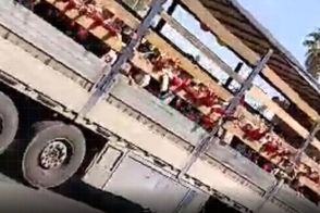 ماجرای جابه‌جایی خطرناک دانش‌آموزان با کامیون در جهرم!