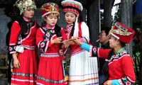 ۸ سنت عجیب و جالب که زنان کشورهای مختلف انجام می‌دهند
