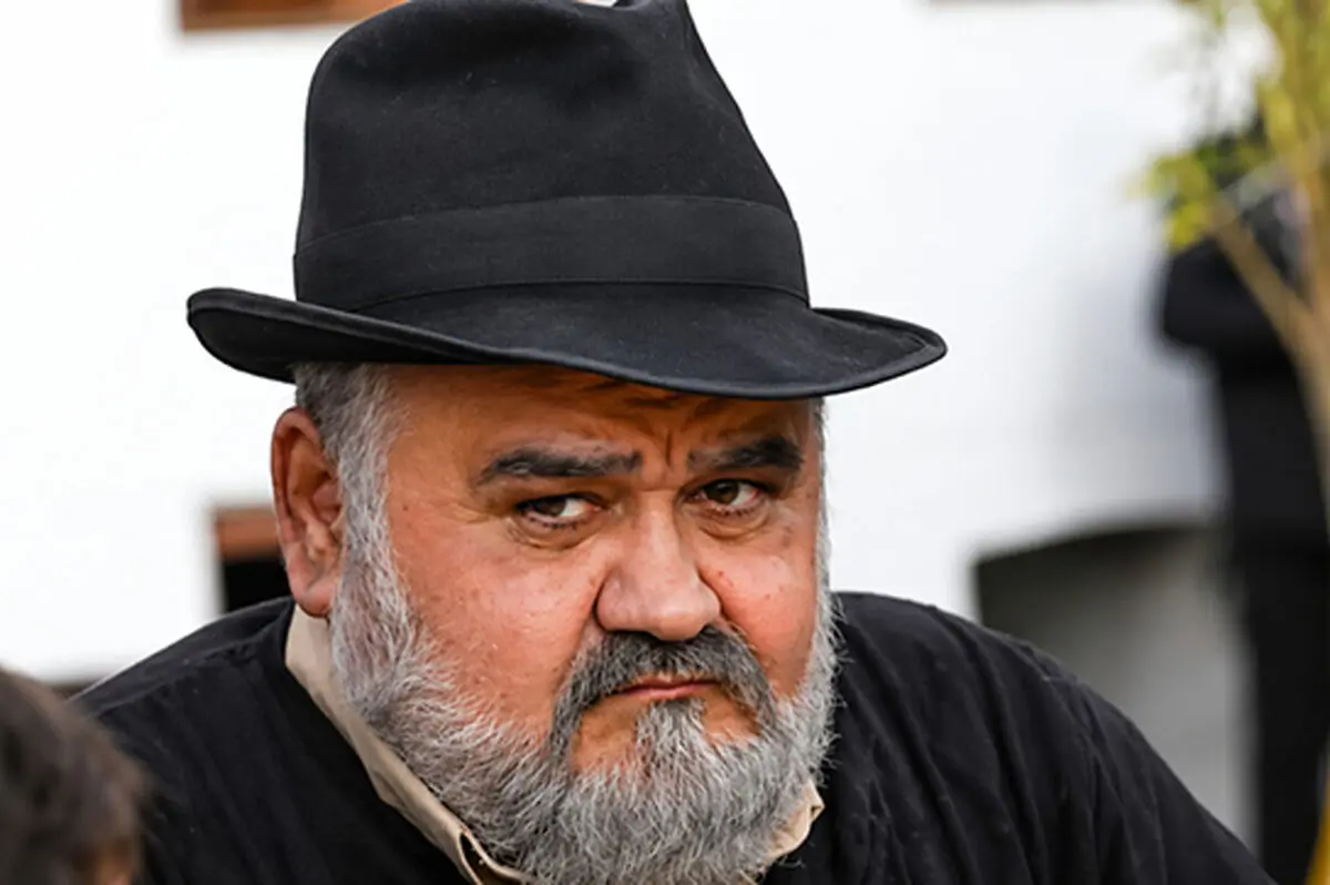 تصاویری از حضور خانواده اکبر عبدی در مراسم چهلم او