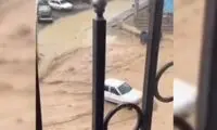 سیل هولناک در رودهن خودروها را با خود بُرد