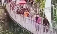 لحظه فرو ریختن یک پل معلق در مراسم افتتاحیه