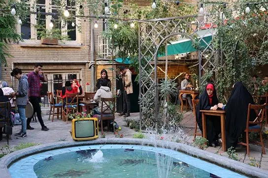 شاهزاده‌های دوره‌گرد حوالی ولیعصر که اتوبوس سوارند!