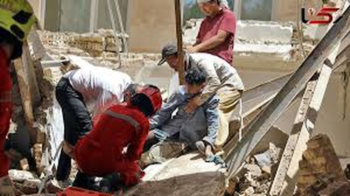 لحظه نجات یک جوان ۲۰ ساله از زیر آوار