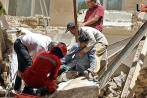 لحظه نجات یک جوان ۲۰ ساله از زیر آوار