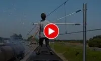 لحظه هولناک برق‌گرفتگی یک جوان روی واگن قطار