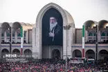 بنر متفاوتی که در ورودی مصلی تهران نصب شد