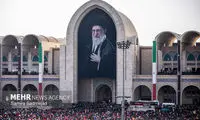 بنر متفاوتی که در ورودی مصلی تهران نصب شد