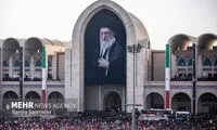 بنر متفاوتی که در ورودی مصلی تهران نصب شد