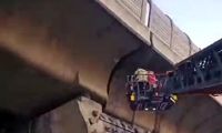 مردی که برای شارژ موبایل لای پل صدر تهران گیر کرد!