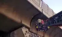 مردی که برای شارژ موبایل لای پل صدر تهران گیر کرد!