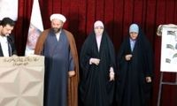 بوسه یک روحانی به دستان همسرش سوژه شد