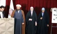 بوسه یک روحانی به دستان همسرش سوژه شد