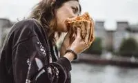 دقایقی بعد خوردن پیتزا چه اتفاقی در بدن می‌افتد؟