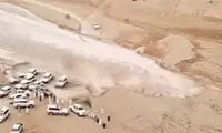 فرار تماشایی راننده وانت از سیلاب ترسناک