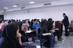 تصویر یک نوزاد روی زمین کلاس دانشگاه خبرساز شد