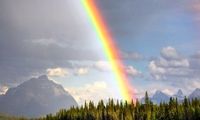 صحنه ای نادر از برخورد رعد و برق با رنگین کمان