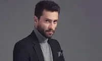 تیپ ساده بازیگر مرد محبوب در کنار دریا