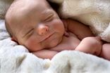 از چند ماهگی به نوزاد آب بدهیم؟