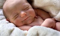 از چند ماهگی به نوزاد آب بدهیم؟