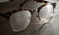 ترفند جالب برای از بین بردن خط و خش شیشه عینک
