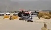 نجات راننده پژو در سیلاب فارس
