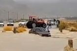 نجات راننده پژو در سیلاب فارس