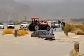 نجات راننده پژو در سیلاب فارس