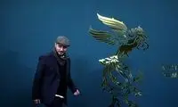 تصاویری از جواد عزتی با کلاهی بر سر در جشنواره فجر