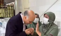 بوسه مهمان برنامه مذهبی صداوسیما بر دستان یک زن! 
