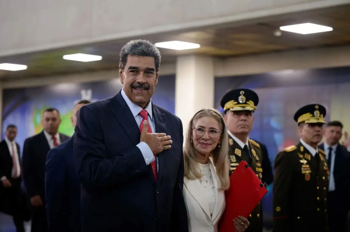 استایل رئیس‌جمهور ونزوئلا هنگام بازداشت مد شد!