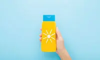 عوارض ضدآفتاب‌ها خطرناک‌تر است یا اشعه‌های خورشید؟